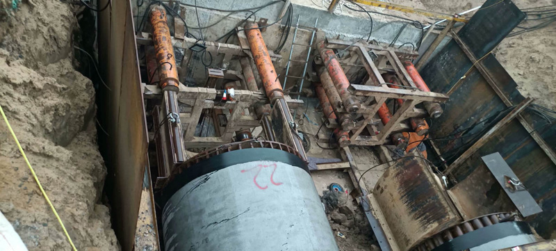 湖南頂管機千斤頂施工現場