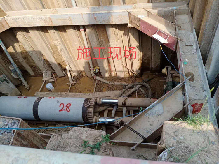 河南平頂山頂管千斤頂施工現(xiàn)場(chǎng)